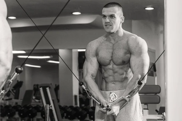 Ocupación con pesas en el gimnasio . — Foto de Stock