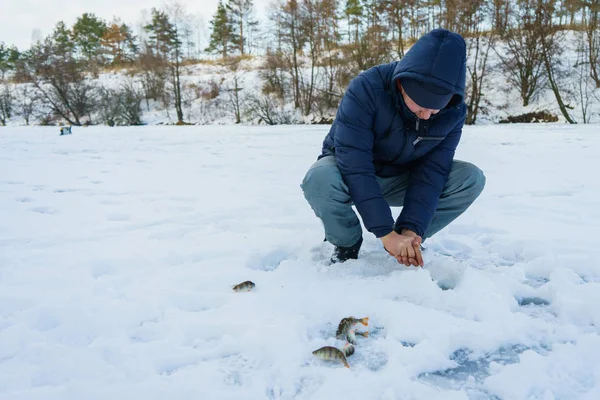 冬季钓鱼。积极的生活方式. — 图库照片