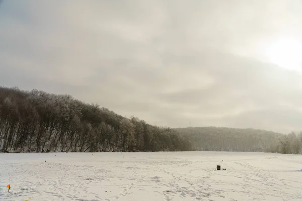 Vinterlandskap med dimma på sjön — Stockfoto