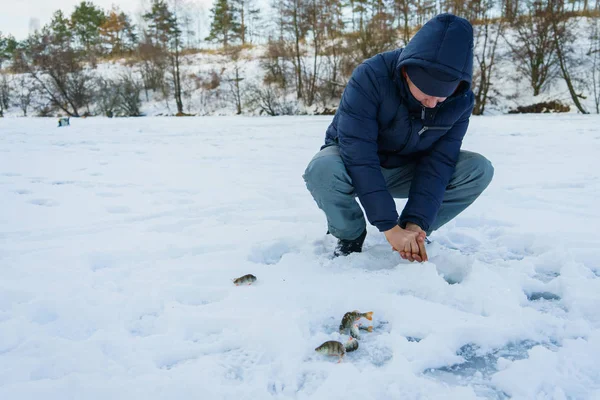 Zimní rybaření na ledu řeky. — Stock fotografie