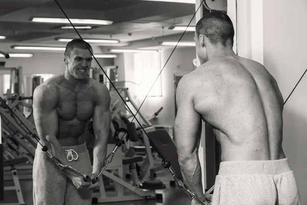 Occupation avec haltères dans la salle de gym . — Photo