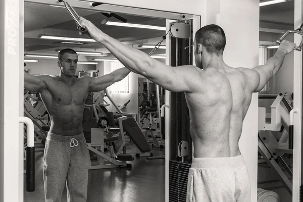 Occupation avec haltères dans la salle de gym . — Photo