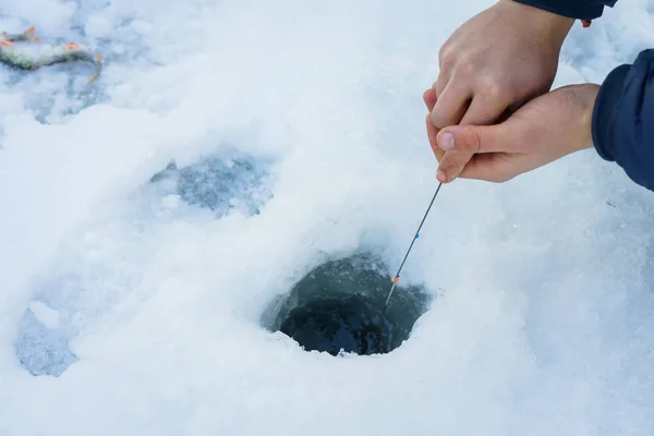 川の氷の冬の釣り. — ストック写真