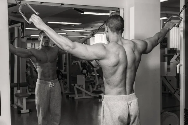 Occupation avec haltères dans la salle de gym . — Photo