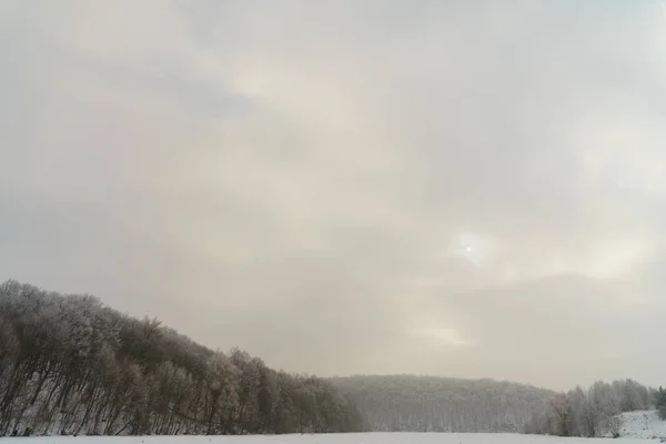Paisagem de inverno com nevoeiro no lago — Fotografia de Stock