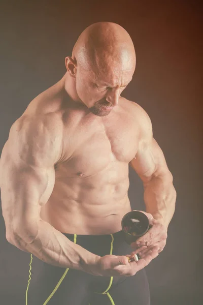 Manliga power fitness på en mörk bakgrund. — Stockfoto