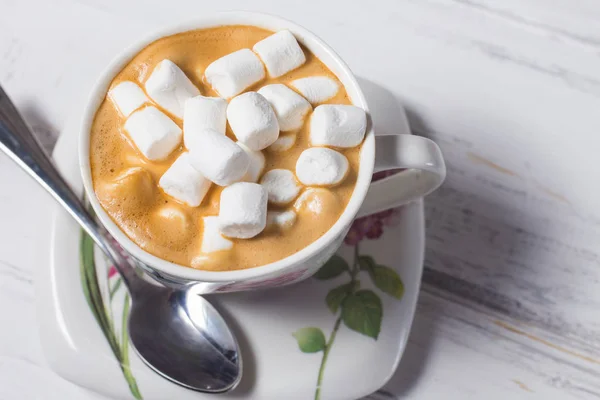 Kaffee mit Marshmallows im Hintergrund von Süßigkeiten — Stockfoto
