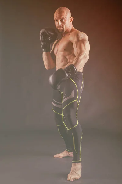Mężczyzna power fitness na ciemnym tle. — Zdjęcie stockowe