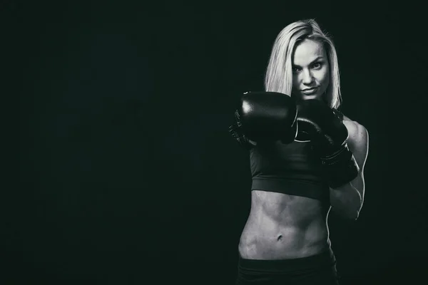 Ábra fitness lány egy sötét háttér. — Stock Fotó