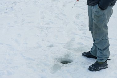  Kış Balıkçılık nehir buz üstünde.
