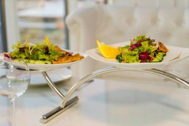 Masanın üzerine salata ile plaka