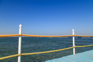 Güzel mavi deniz. Doğanın güzelliği.