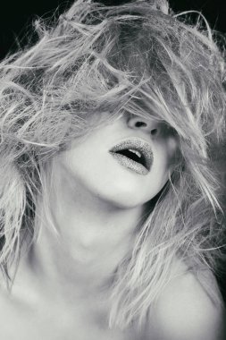 Güzellik moda sarışın karanlık bir arka plan üzerinde.