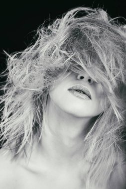 Güzellik moda sarışın karanlık bir arka plan üzerinde.