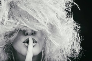 Güzellik moda sarışın karanlık bir arka plan üzerinde.