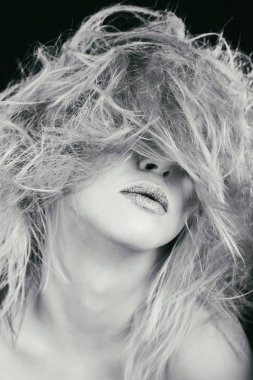 Güzellik moda sarışın karanlık bir arka plan üzerinde.