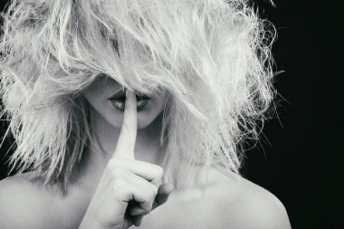 Güzellik moda sarışın karanlık bir arka plan üzerinde.