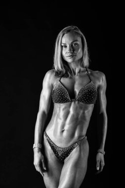 Karanlık bir arka plan üzerinde Fitness bikini.