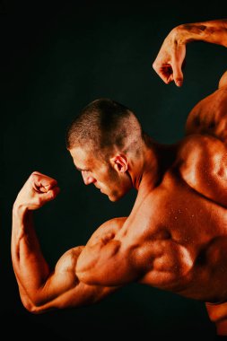 Yakışıklı güç atletik erkek