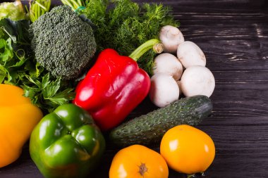 Sebze siyah ahşap zemin