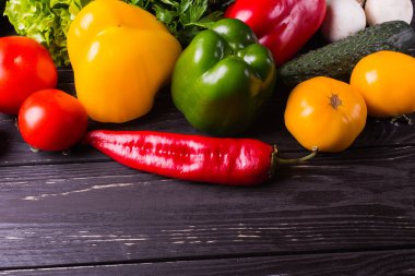 Sebze siyah ahşap zemin