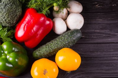 Sebze siyah ahşap zemin