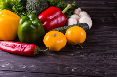 Sebze siyah ahşap zemin