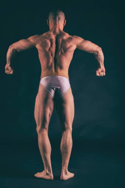 Onların kas gösteren farklı poz poz vücut geliştirmeci