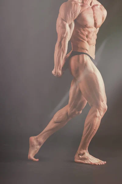 A man with a gorgeous muscular body on a black background — Stock Photo, Image