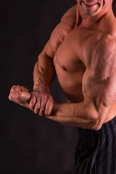 Aptidão de energia masculina em um fundo escuro . — Fotografia de Stock