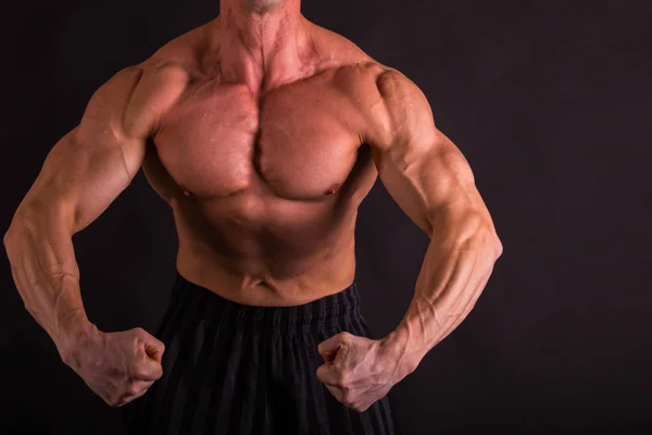 Manliga power fitness på en mörk bakgrund. — Stockfoto