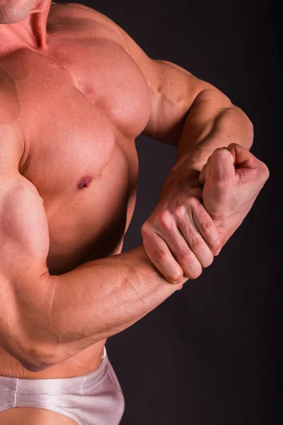 Mužská síla fitness na tmavém pozadí. — Stock fotografie