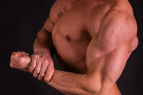 Mannelijke kracht fitness op een donkere achtergrond. — Stockfoto