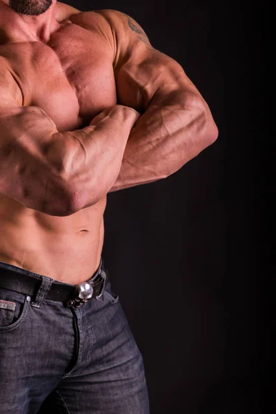 Potenza maschile fitness su uno sfondo nero . — Foto Stock