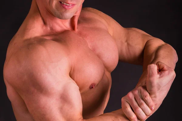 Mannelijke kracht fitness op een donkere achtergrond. — Stockfoto