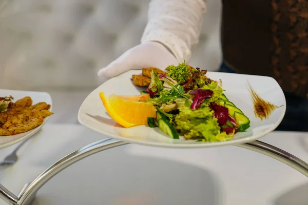 Plaat met salade op tafel — Stockfoto