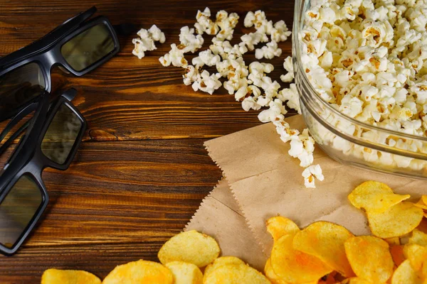 Lockeres Popcorn und 3D-Gläser auf einem hölzernen Hintergrund — Stockfoto