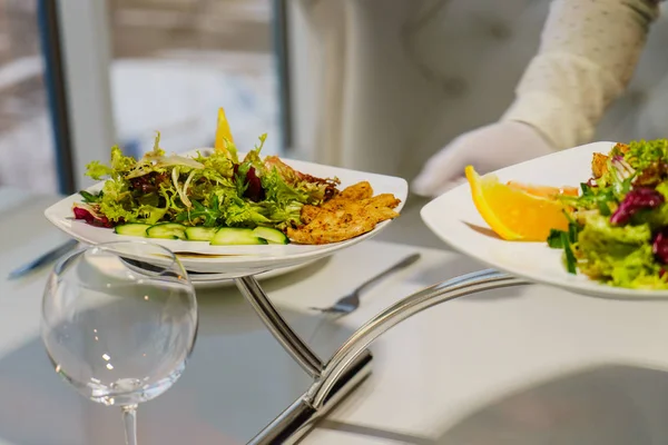 Placa con ensalada en la mesa — Foto de Stock