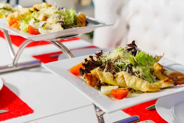 Plate med salat på bordet – stockfoto