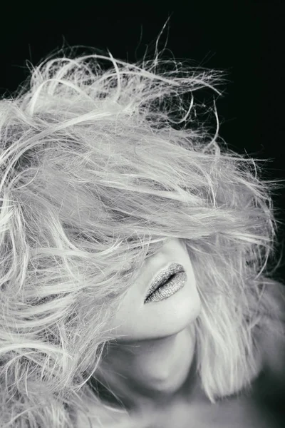 Schoonheid mode blond op een donkere achtergrond. — Stockfoto