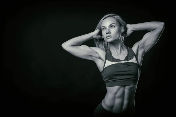 Hermosa figura deportiva sobre un fondo oscuro . —  Fotos de Stock