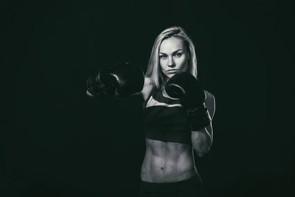 Atleta de fitness profissional em um fundo escuro . — Fotografia de Stock