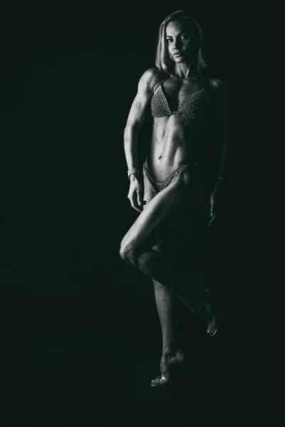 Профессиональный спортсмен на тёмном фоне . — стоковое фото