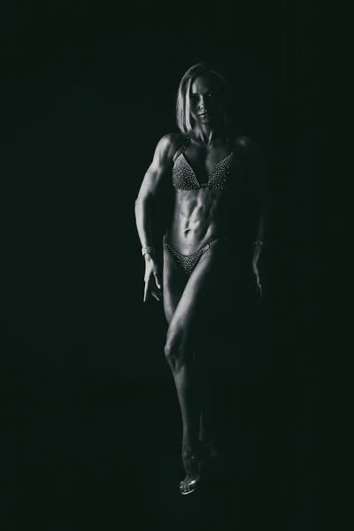 Професійний фітнес спортсмен на темному тлі . — стокове фото