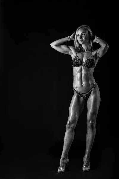 Bikini Fitness sobre fondo oscuro . — Foto de Stock