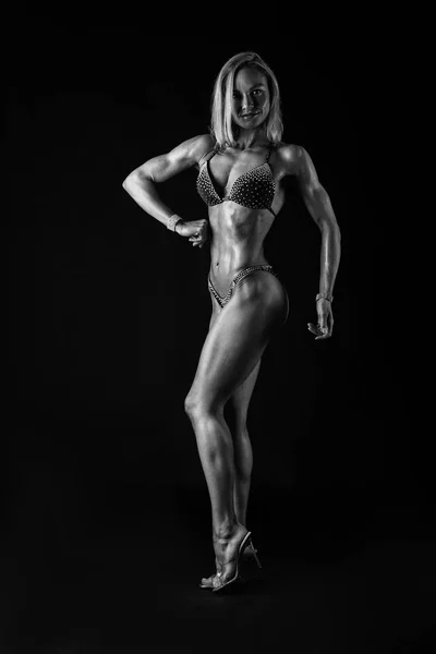Fitness bikini på en mörk bakgrund. — Stockfoto