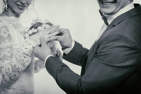 Mariage. La fille en robe blanche et un mec en costume — Photo