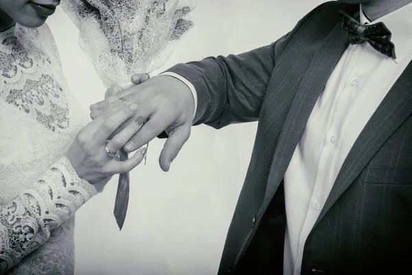 Wedding. The girl in a white dress and a guy in a suit — Stock Photo, Image