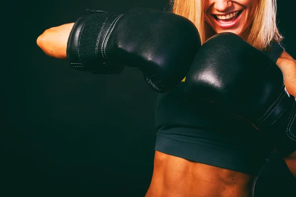 Torso de uma jovem mulher em forma — Fotografia de Stock