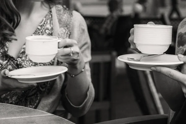 Подружки обедают в кафе — стоковое фото